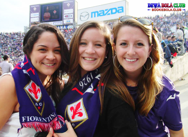Prediksi Napoli vs Fiorentina 15 September 2018 girl fans supporter